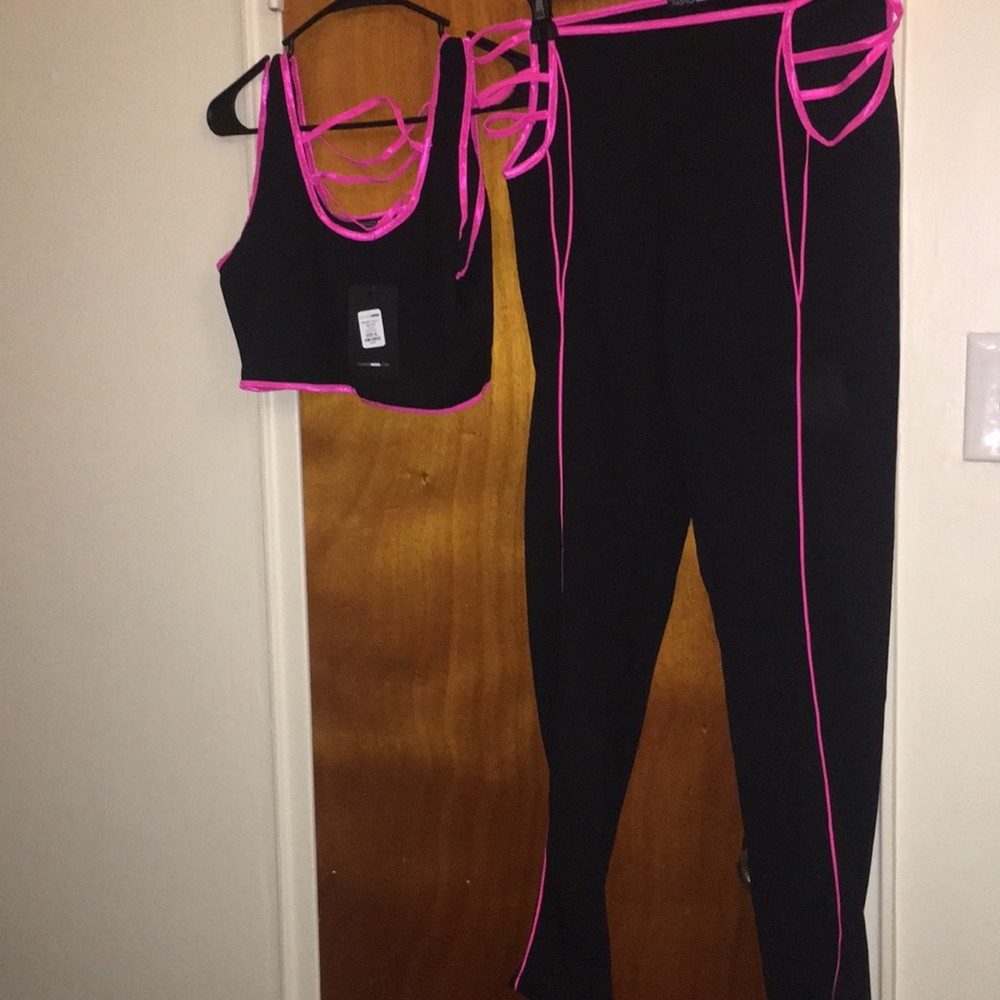 Black and pink yoga set